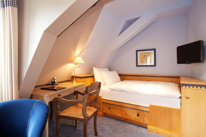Room 15 of 36