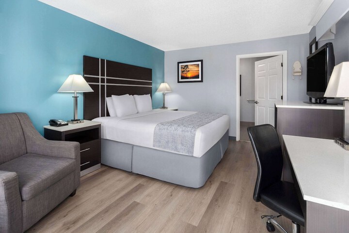 1 King Bed (5 of 11)