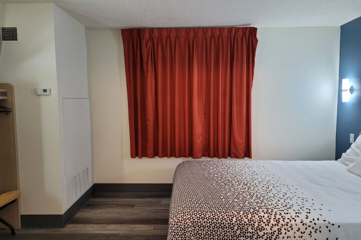 1 Queen Bed (19 of 19)