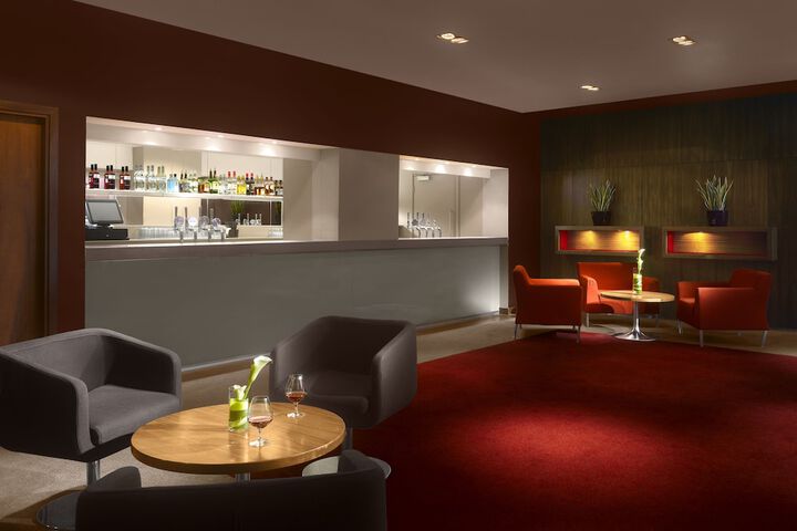 Lounge 24 of 36