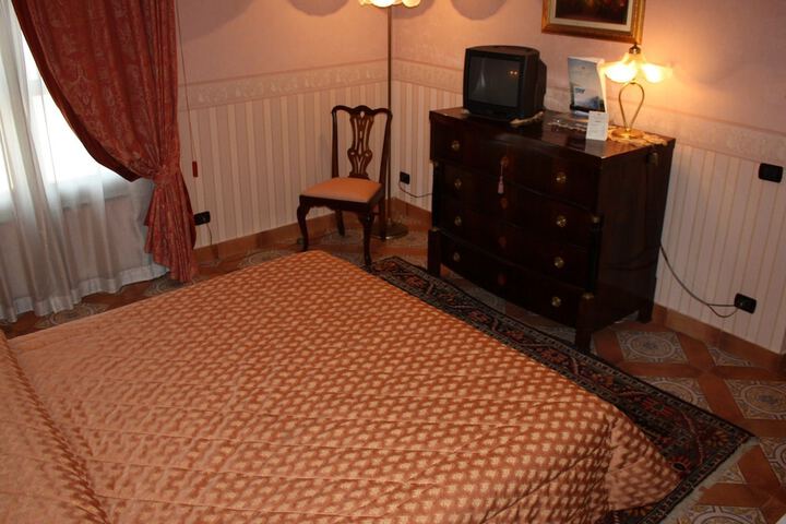 Room 8 of 38