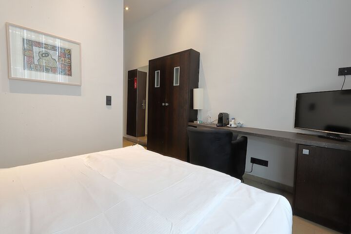 Room 3 of 28