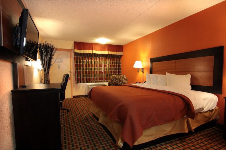1 King Bed (5 of 13)
