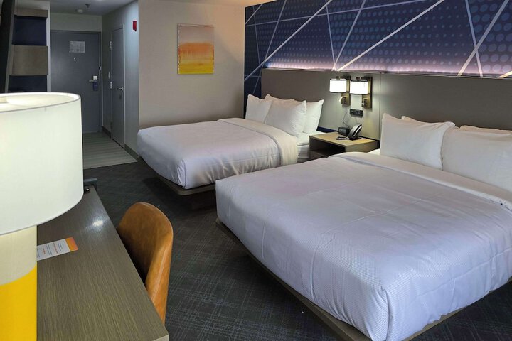 2 Queen Beds (6 of 13)
