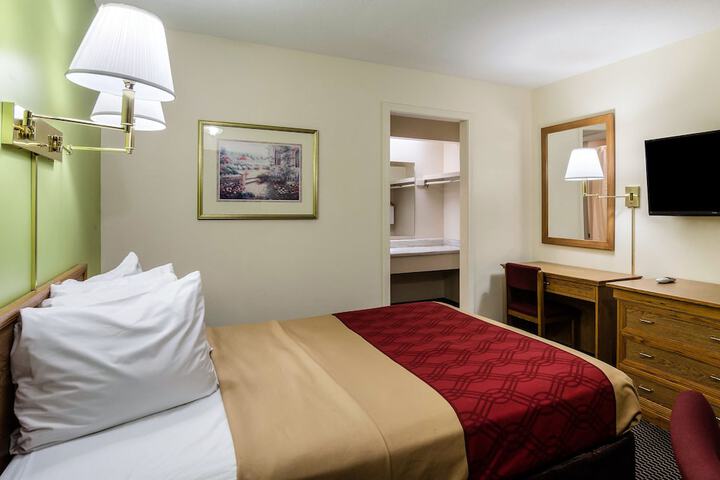 1 King Bed (4 of 5)