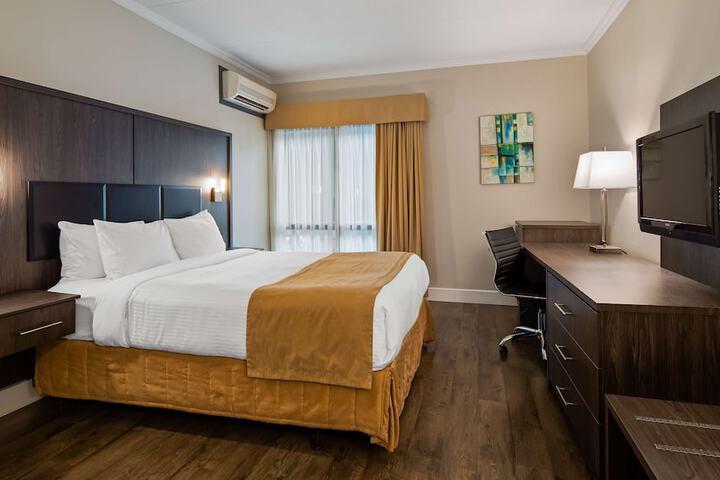1 Queen Bed Work Desk Refrigerator Wood Floor Shower Only Full Breakfast (12 of 22)