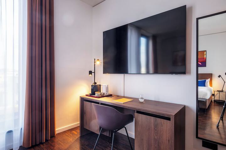 Room 4 of 32