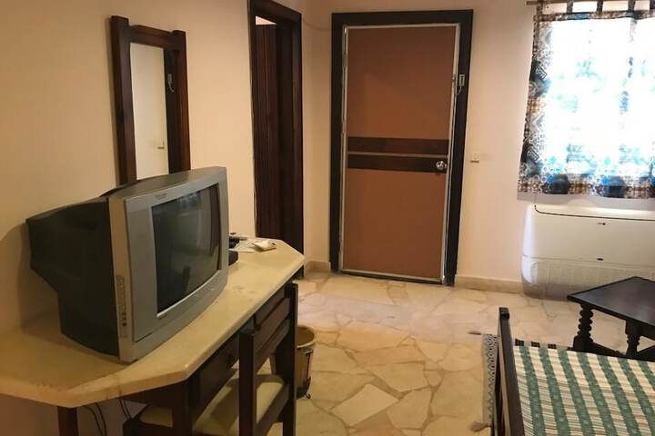 Room 9 of 37