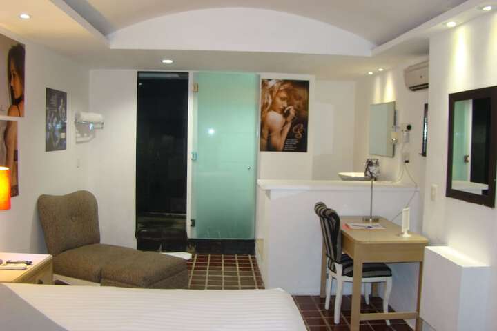 Room 8 of 68
