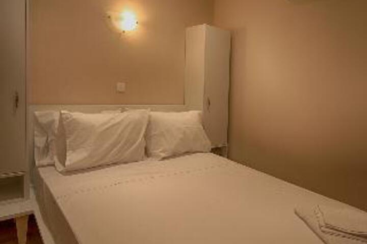 Room 4 of 10