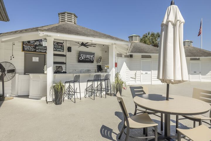 Poolside bar