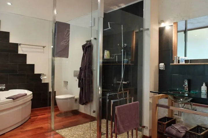 Room 9 of 26