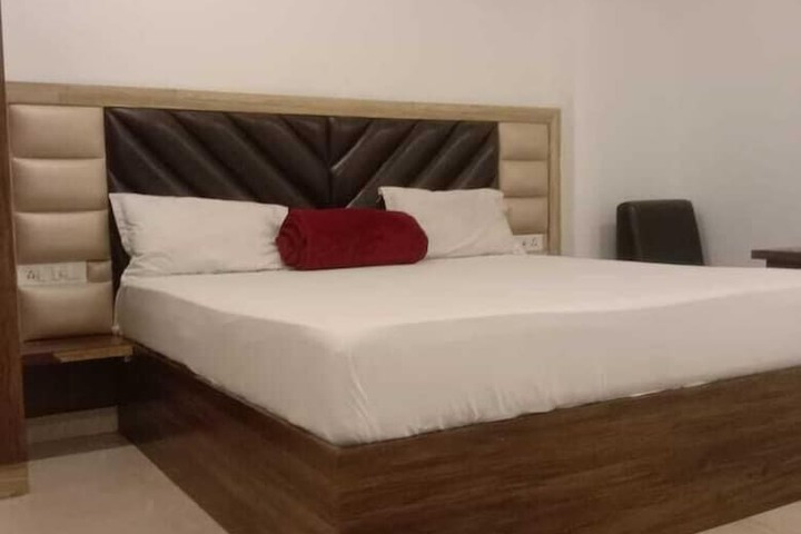 Room 9 of 16