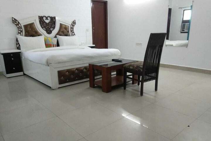 Room 5 of 16