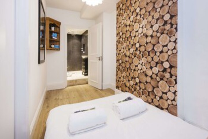 Room 5 of 20