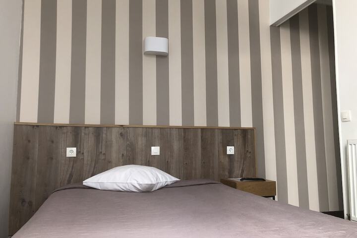 Room 9 of 42