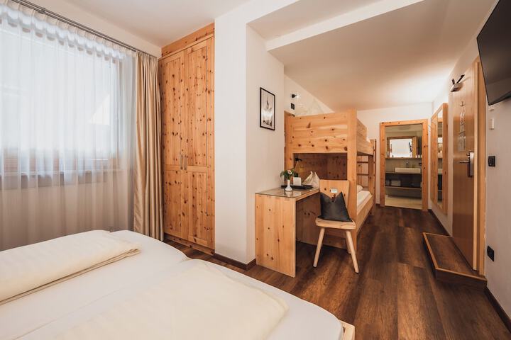 Room 10 of 76