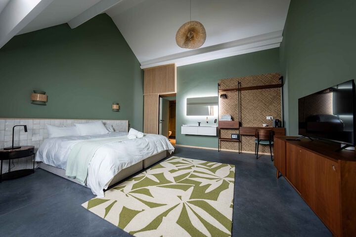 Room 12 of 100