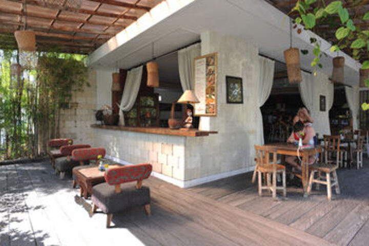 Lounge 16 of 35