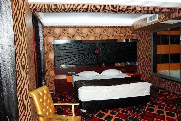 Room 16 of 18