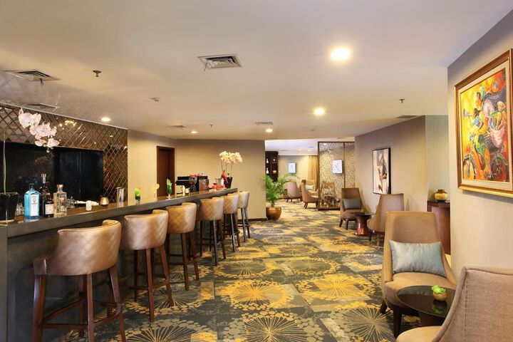 Lounge 28 of 36
