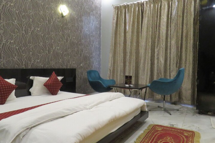 Room 7 of 9