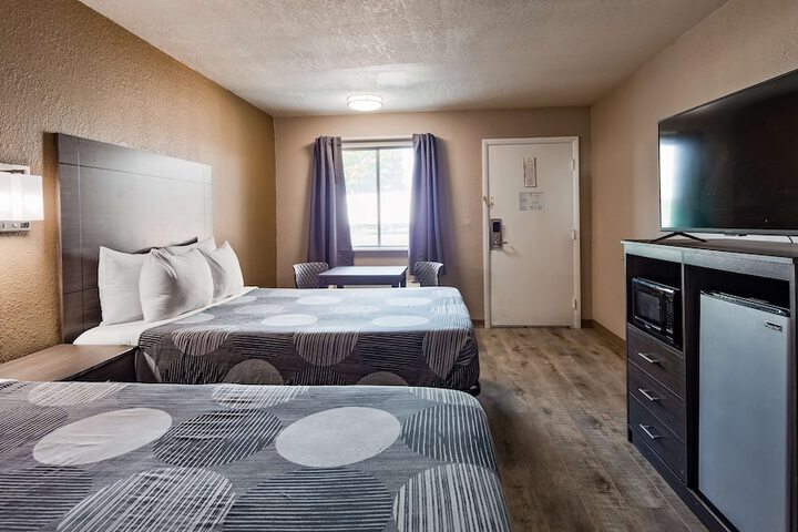 1 Queen Bed Flat Screen Television Microwave and Refrigerator High Speed Internet AC (6 of 18)