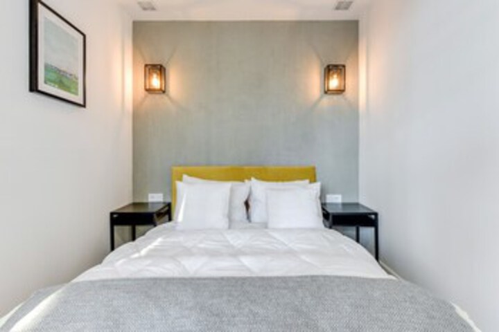 Room 5 of 16