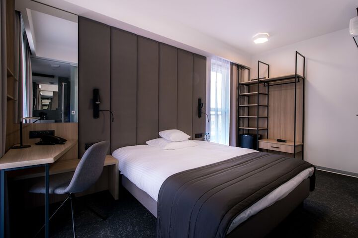 Room 8 of 38