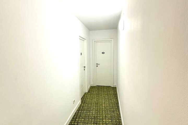 Ballroom/Hall 33 of 34