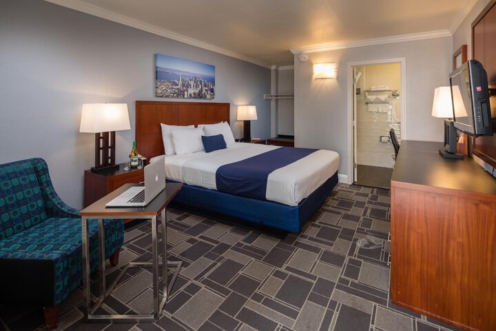 1 Queen Bed (2 of 7)