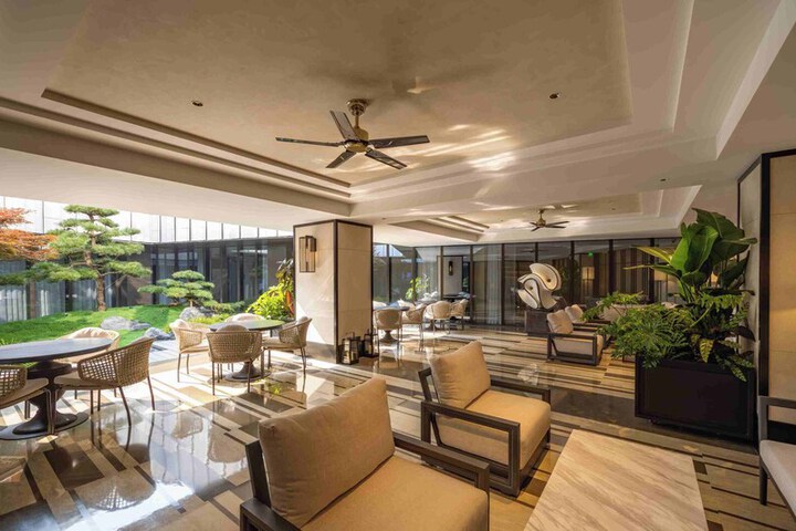 Lounge 104 of 122