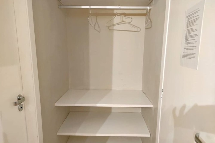 Room 4 of 40