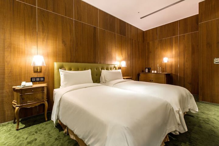 Room 9 of 80