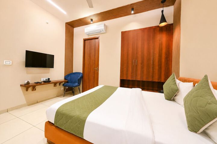 Room 5 of 10