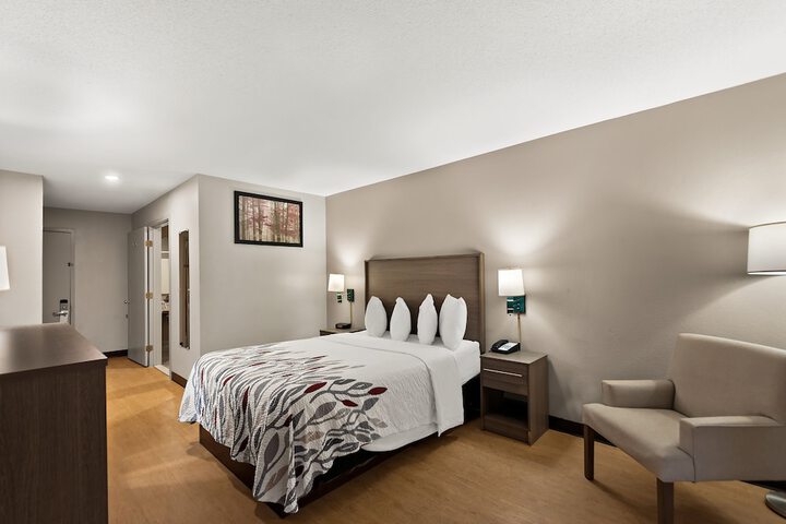 Deluxe Queen Bed (4 of 13)