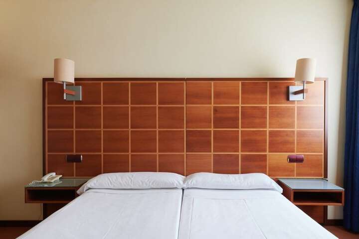 Room 33 of 186