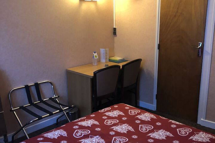 Room 4 of 28