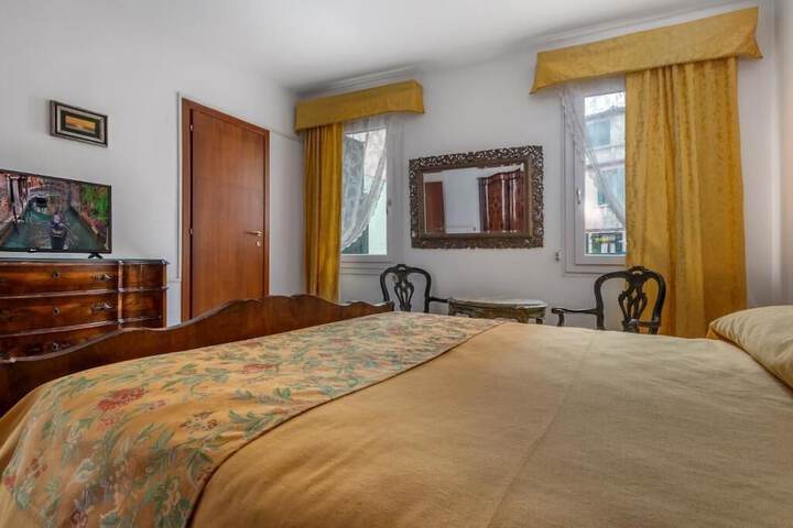 Room 32 of 65