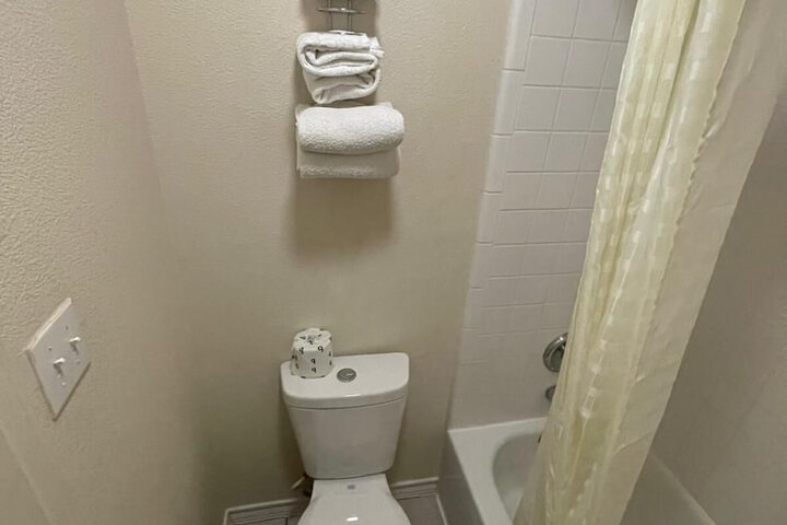 Room 10 of 18