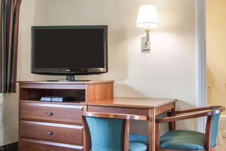 1 Queen Bed (14 of 14)