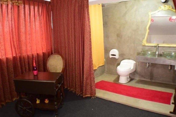Room 25 of 28
