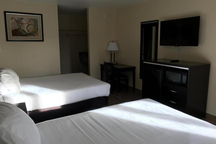 2 Queen Beds (3 of 9)
