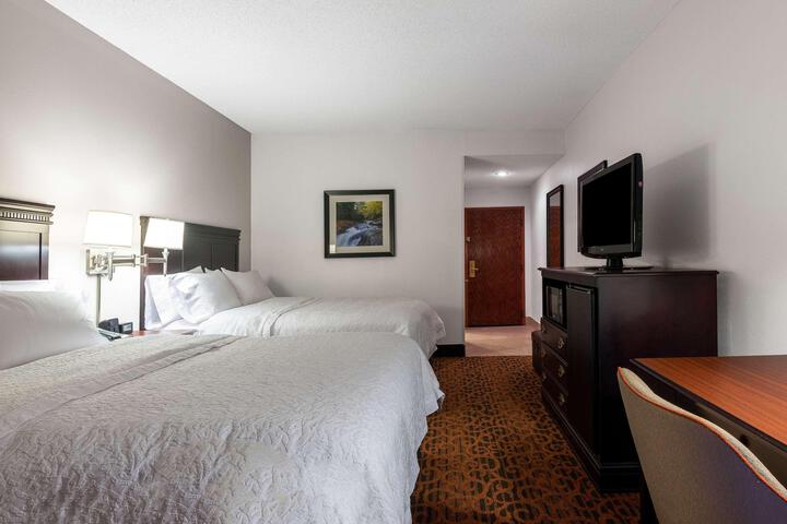 2 Queen Beds (5 of 9)