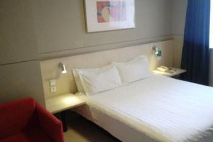 Room 9 of 12