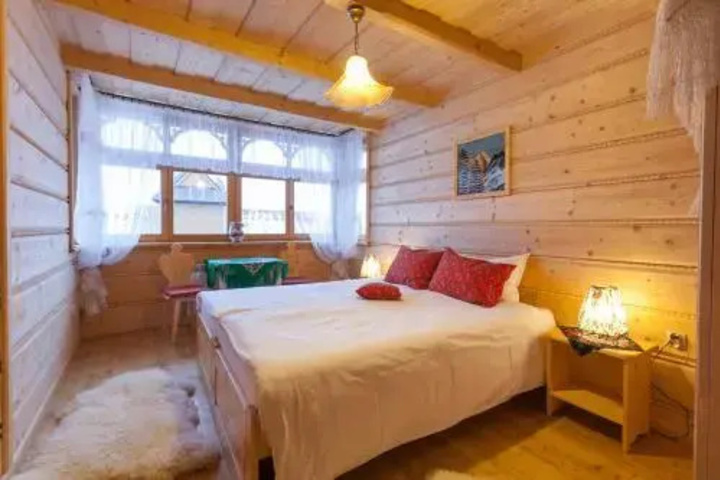 Room 4 of 11