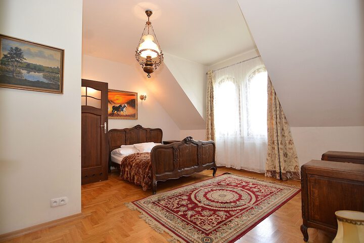 Room 28 of 165