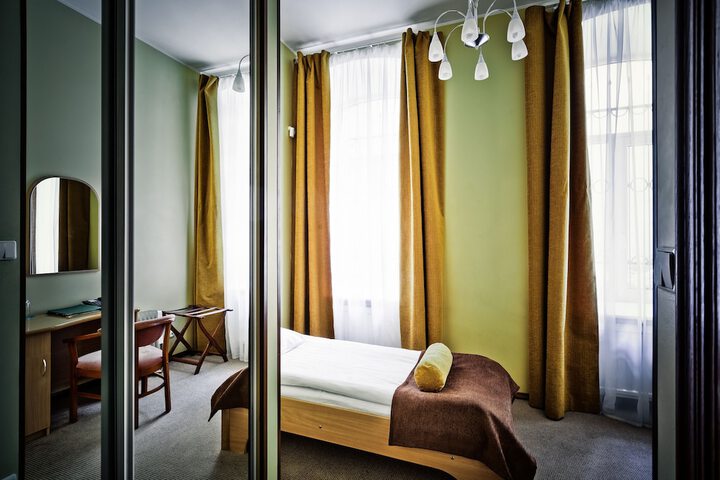 Room 9 of 34