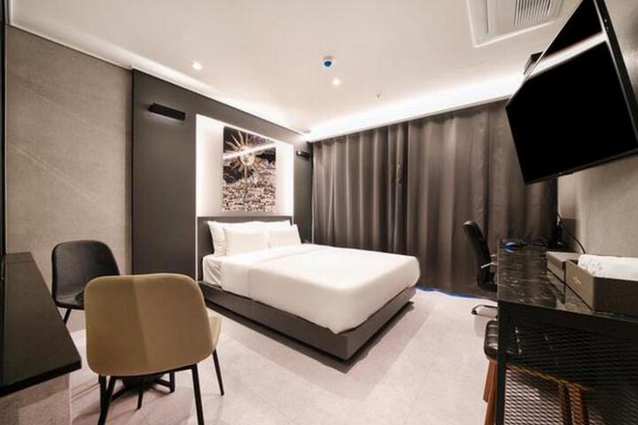 Hotel Hermes at Yongin Everland Station