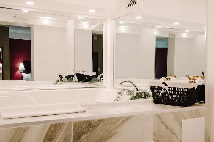 1 King Accessible Comm Assist Roll in Shower Microwave, Refrigerator WiFi Full Breakfast (16 of 25)